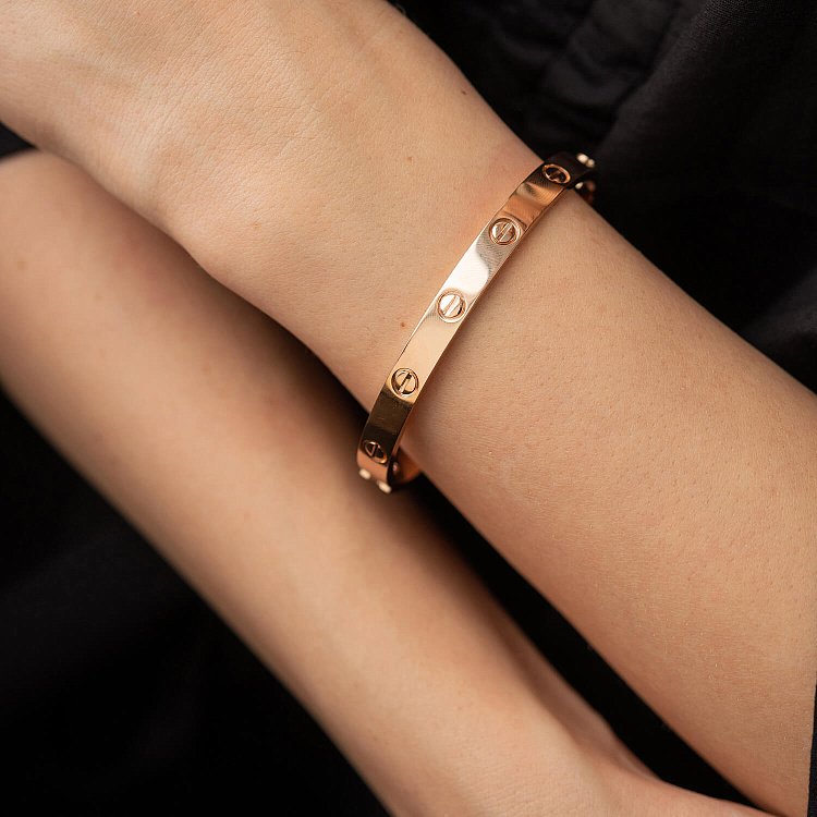 Жесткий браслет "Love" в красном золоте б05460 от ювелирного магазина Оникс - 6