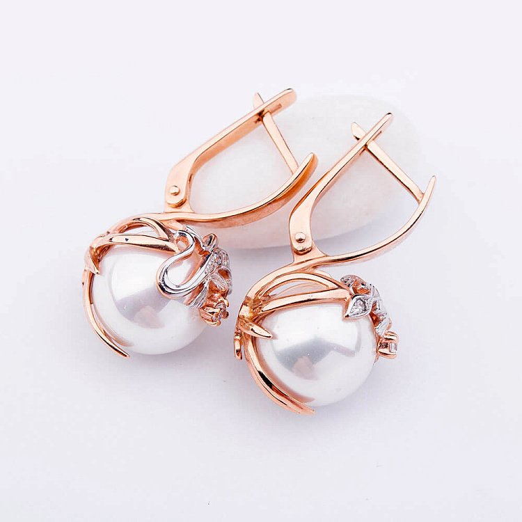 Золотые серьги с перламутром и фианитами 23082574 Золотые серьги с перламутром и фианитами 23082574 от ювелирного магазина Оникс