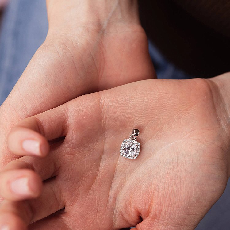 Срібна підвіска з білими фіанітами 133108 від ювелірного магазину Онікс - 3