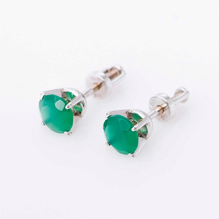 Золоті сережки-пусети з зеленим агатом 1404466 від ювелірного магазину Онікс