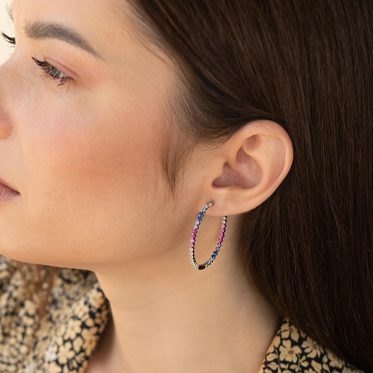 Срібні сережки - кільця з різнокольоровими фіанітами 123304 від ювелірного магазину Онікс - 1