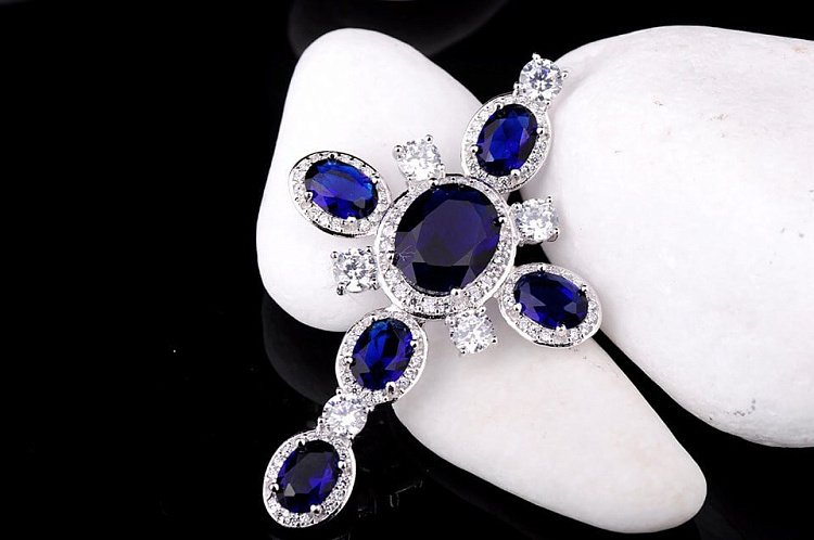 Серебряный крестик с синими фианитами 131905 от ювелирного магазина Оникс - 2