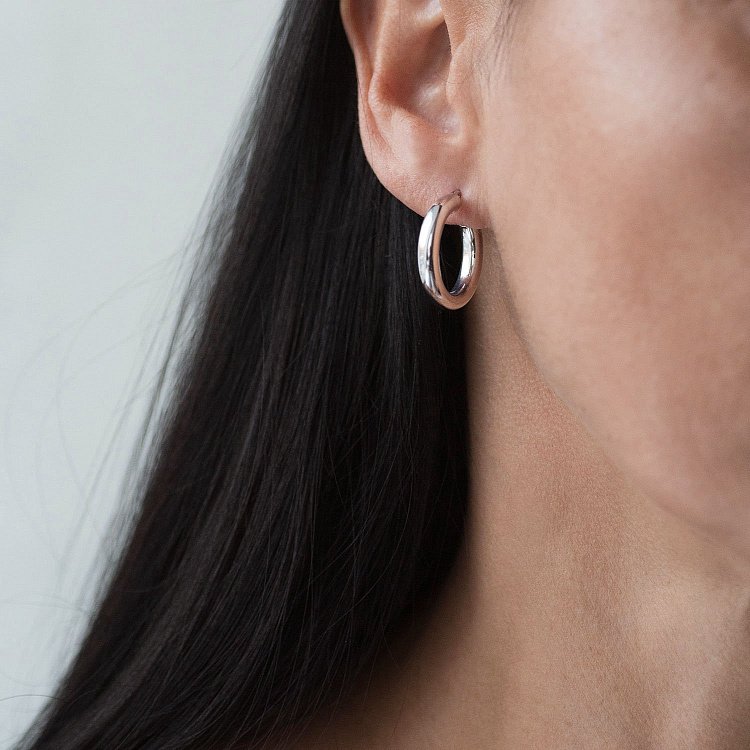 Срібні сережки-кільця 122565 від ювелірного магазину Онікс