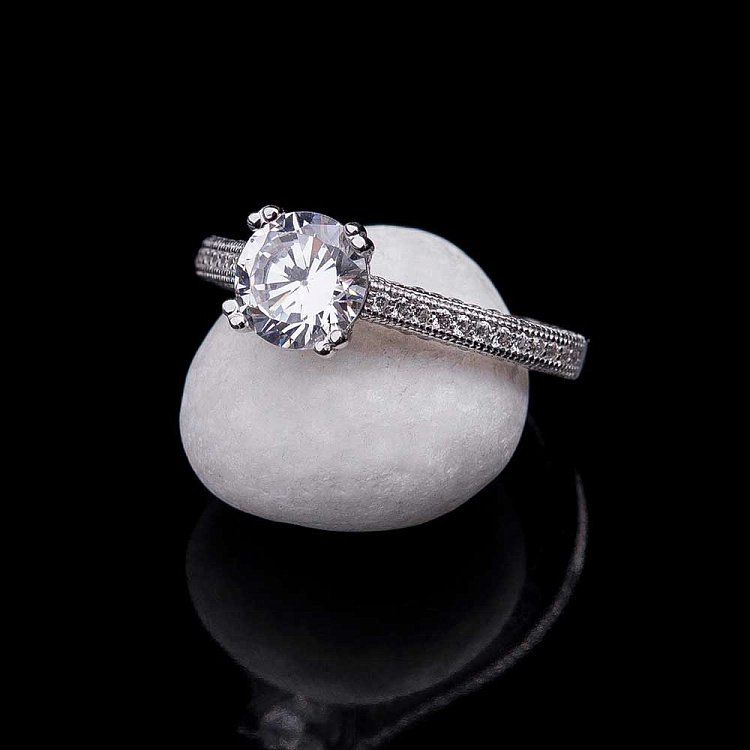 Заручальна каблучка з фіанітами 111837 від ювелірного магазину Онікс