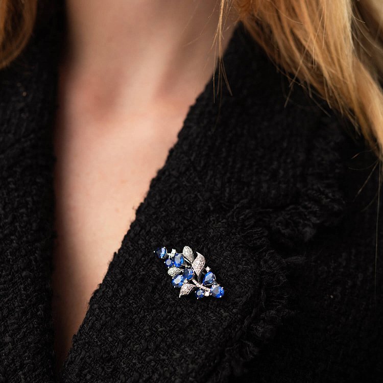 Золотая брошь с бриллиантами и сапфирами закб0008nl от ювелирного магазина Оникс - 1