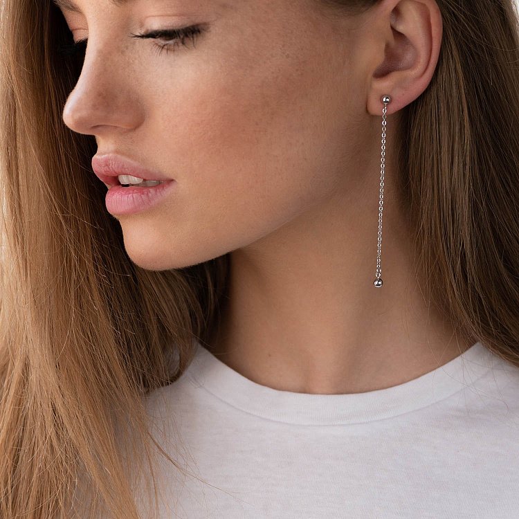 Серебряные серьги-пусеты "Шарик на цепочке" 122835 от ювелирного магазина Оникс