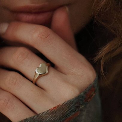 Кольцо "Сердечко" в желтом золоте (возможна гравировка) к07136