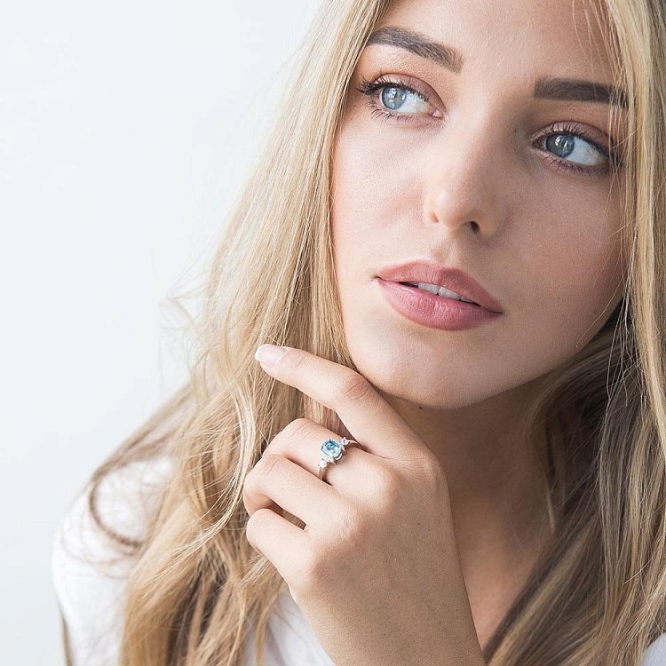 Золотое кольцо с голубым топазом и фианитами к04641 от ювелирного магазина Оникс - 4