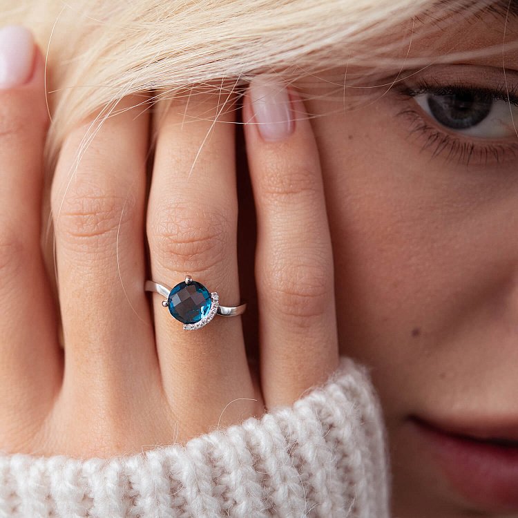 Золотое кольцо с топазом Лондон голубой и бриллиантами C01157R от ювелирного магазина Оникс - 3