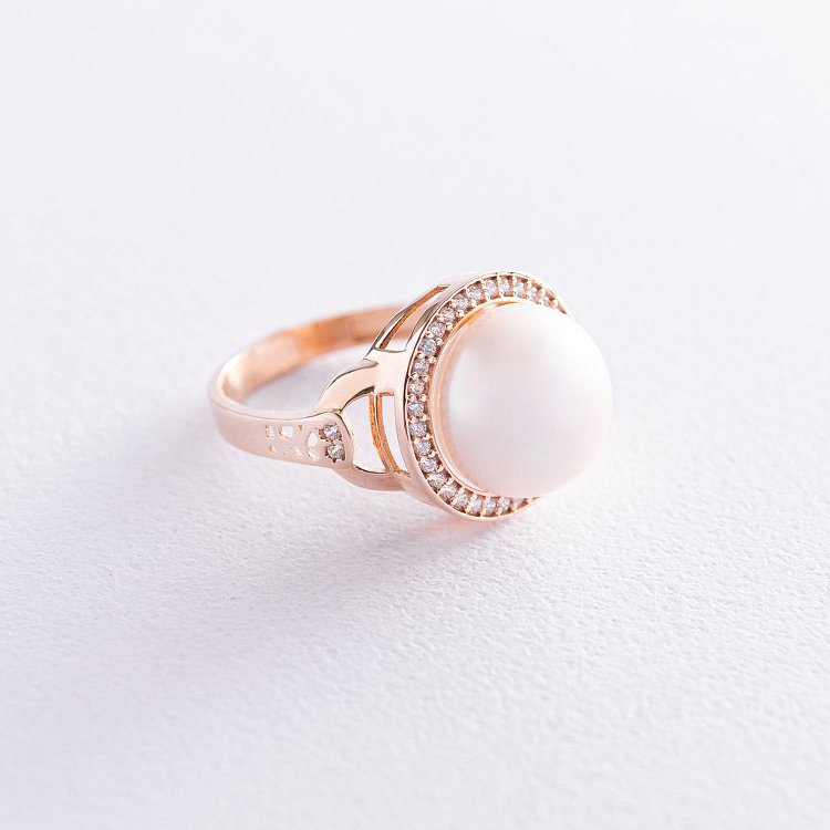 Золотое кольцо с жемчугом и фианитами к06589 от ювелирного магазина Оникс