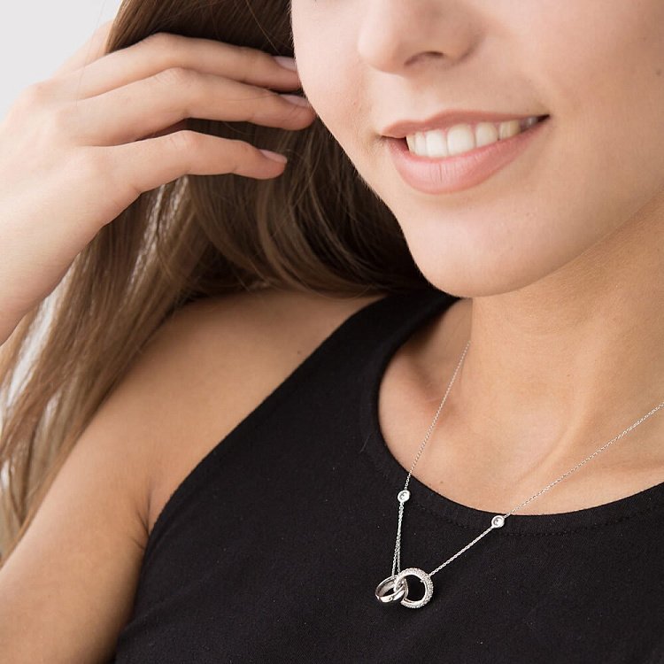 Золотое колье "Два обручальных кольца" с фианитами кол00730 от ювелирного магазина Оникс - 4