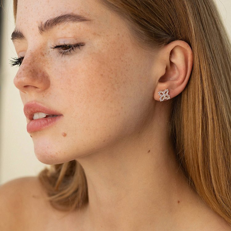 Серьги - пусеты "Клевер" с фианитами (желтое золото) с08621 от ювелирного магазина Оникс - 1