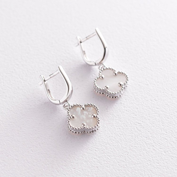 Сережки "Конюшина" в білому золоті (перламутр) с07115 від ювелірного магазину Онікс - 3