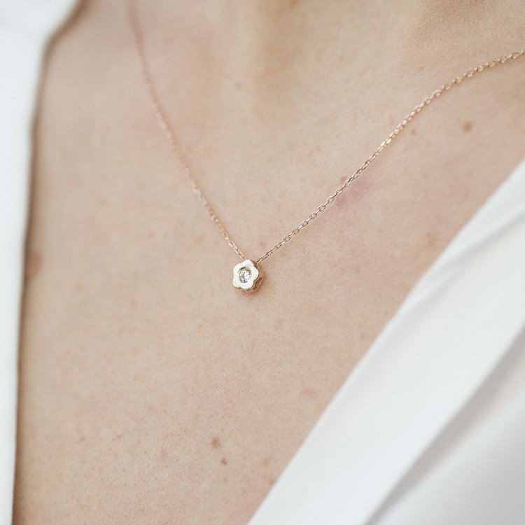 Золоте кольє "Квіточка" з фіанітом кол01188 від ювелірного магазину Онікс