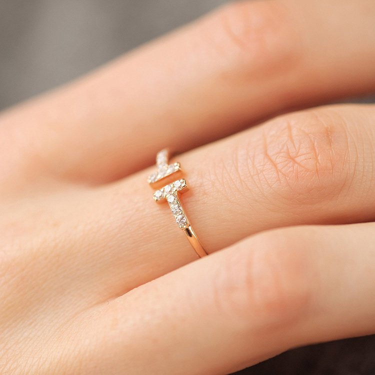 Каблучка "Tina" в червоному золоті (фіаніти) к07649 від ювелірного магазину Онікс - 3