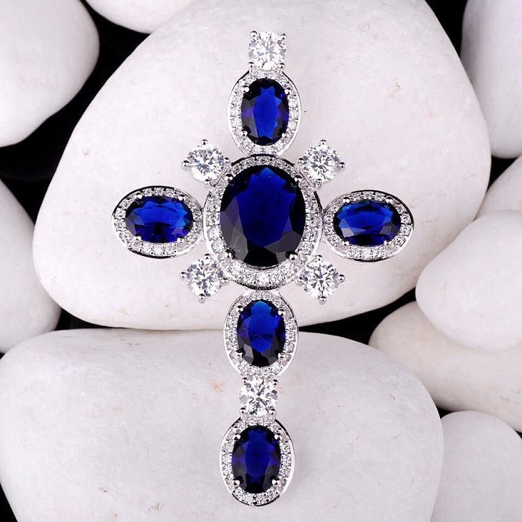 Срібний хрестик з синіми фіанітами 131905 від ювелірного магазину Онікс