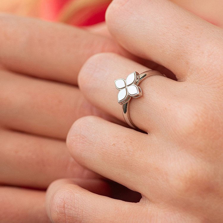 Каблучка "Конюшина" в білому золоті к07533 від ювелірного магазину Онікс