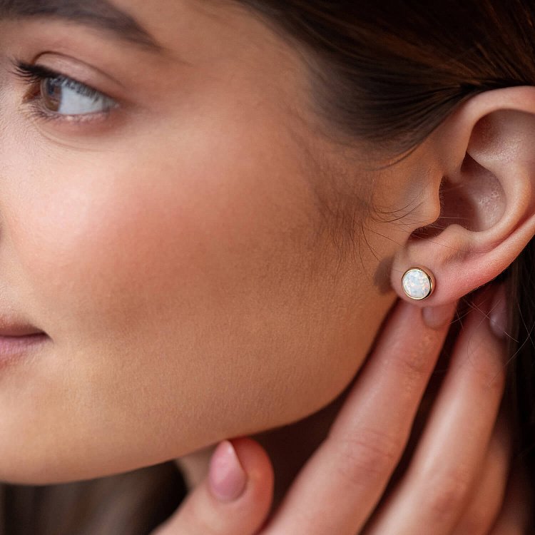 Золоті сережки-пусети "Сяйво" (синт. опал) 8 мм с06181 від ювелірного магазину Онікс - 3