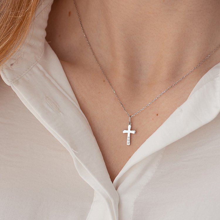 Хрестик у білому золоті з діамантами 110931121 від ювелірного магазину Онікс - 1