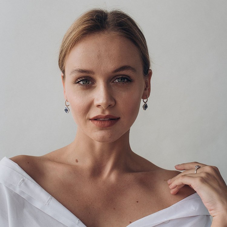 Золоті сережки "Конюшина" з синіми сапфірами і діамантами E00706mi від ювелірного магазину Онікс - 7