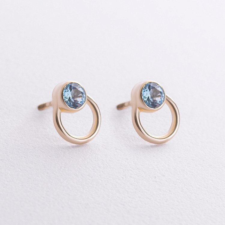 Серьги - пусеты "Эйприл" с голубыми топазами (желтое золото) с08773 от ювелирного магазина Оникс