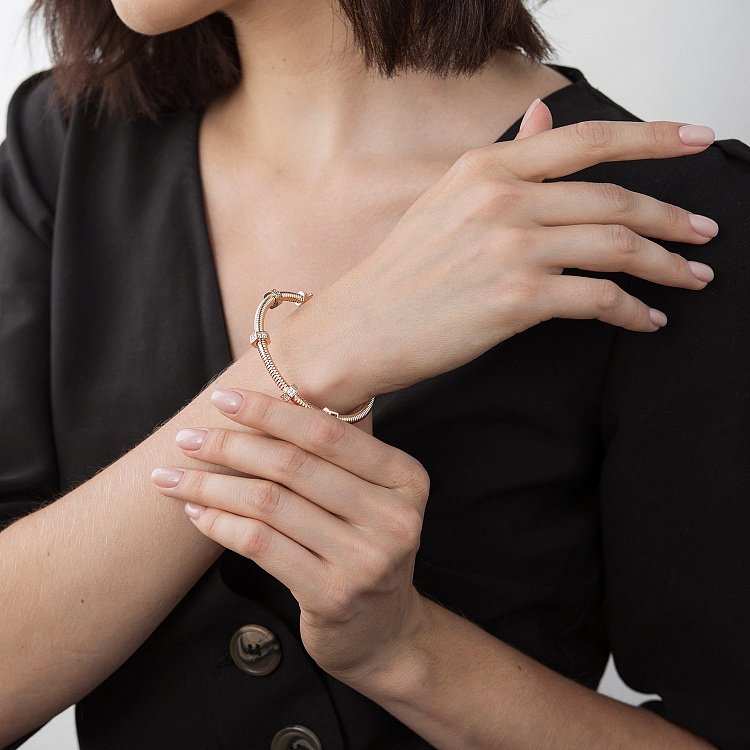 Жорсткий золотий браслет з фіанітами б04192 від ювелірного магазину Онікс - 2