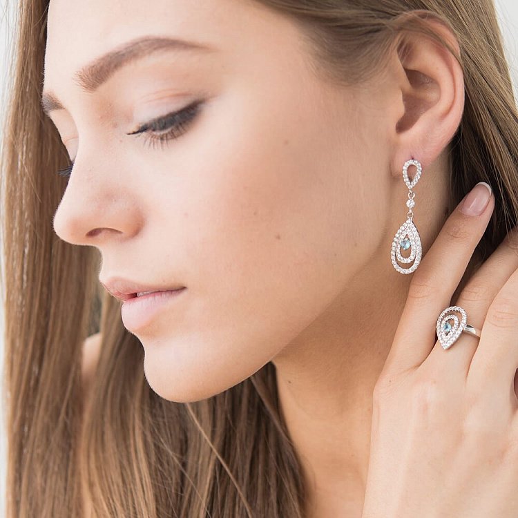 Срібний перстень з фіанітами к032 Срібний перстень з фіанітами к032 від ювелірного магазину Онікс