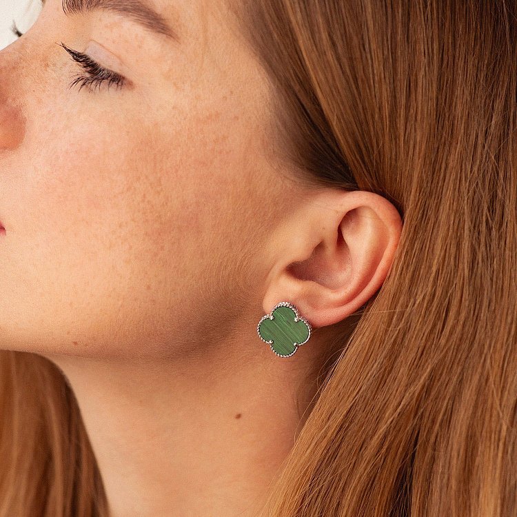 Сережки "Конюшина" з малахітом (біле золото) с07798 від ювелірного магазину Онікс - 1