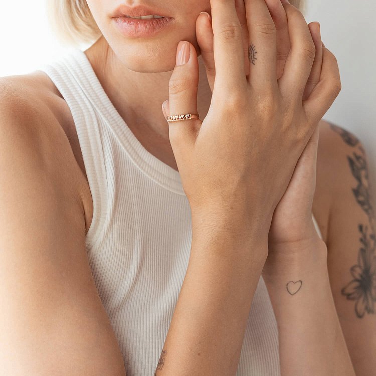 Золота каблучка "Сердечки" з фіанітами к07045 - 5 Золота каблучка "Сердечки" з фіанітами к07045 від ювелірного магазину Онікс - 5