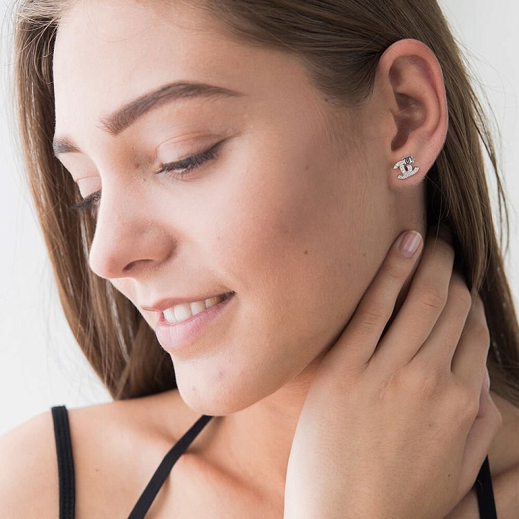 Эксклюзивные серебряные серьги с фианитами 121666 от ювелирного магазина Оникс