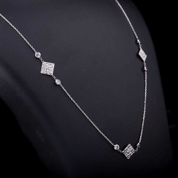 Серебряное колье с фианитами 18283 от ювелирного магазина Оникс