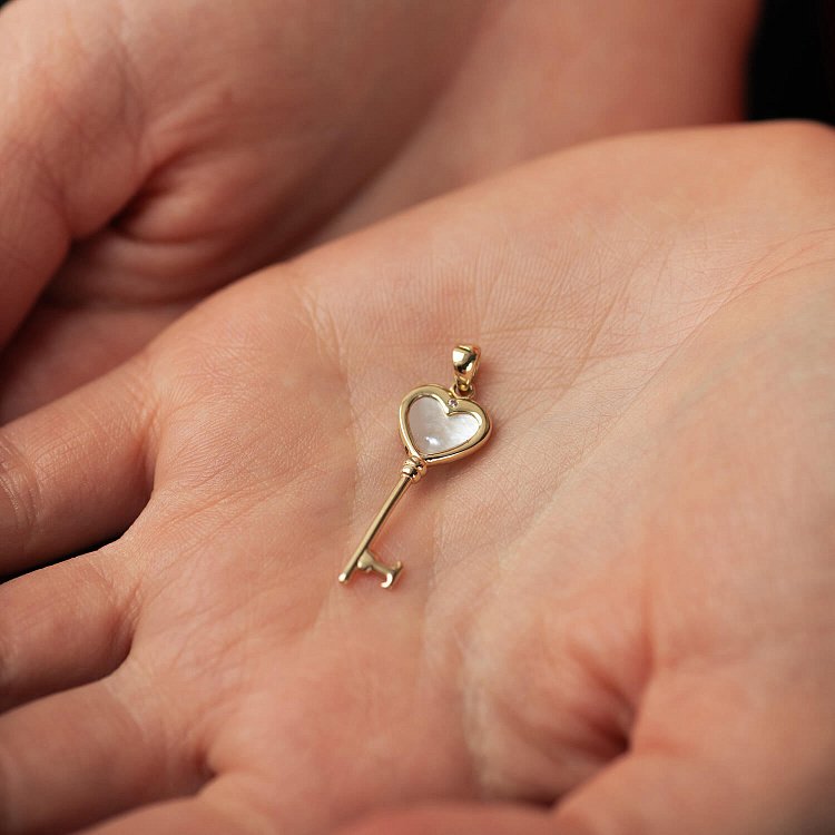 Подвеска "Ключик" в желтом золоте (перламутр, фианит) п03870 от ювелирного магазина Оникс - 1