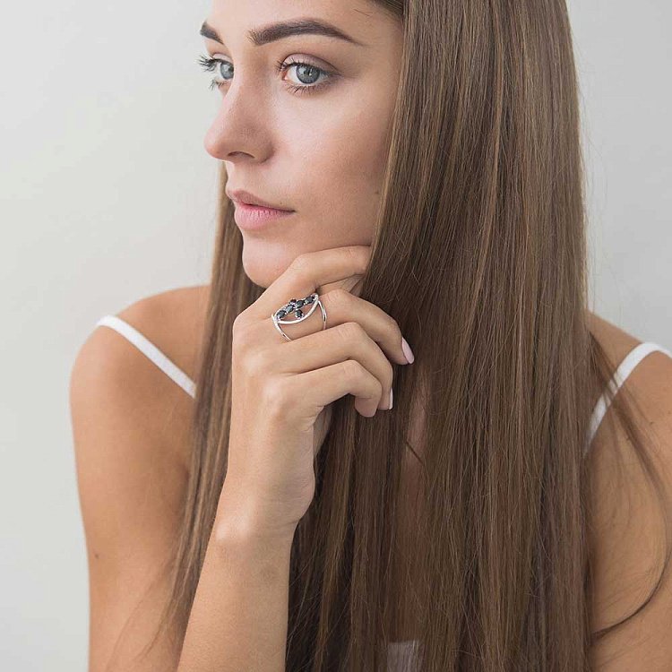 Золотое кольцо с синими сапфирами и бриллиантами к678he от ювелирного магазина Оникс - 3