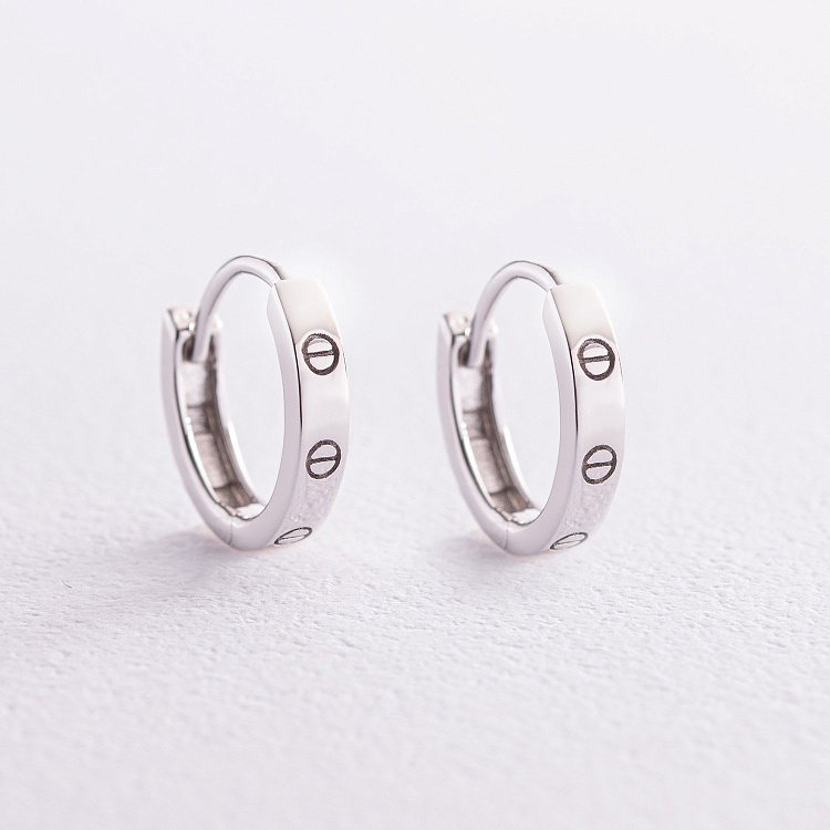 Сережки - кільця "Love" у білому золоті с08006 від ювелірного магазину Онікс