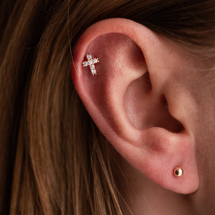 Одиночная золотая серьга для хеликса "Крестик" (фианиты) з40102ч от ювелирного магазина Оникс