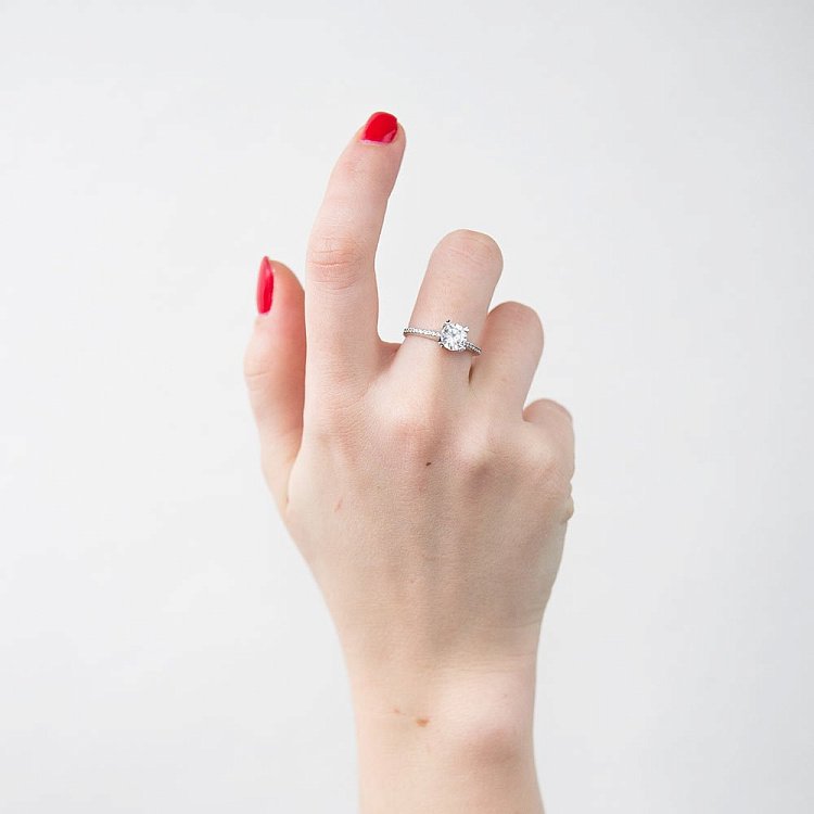 Срібна заручальна каблучка з фіанітами 111293 від ювелірного магазину Онікс - 1