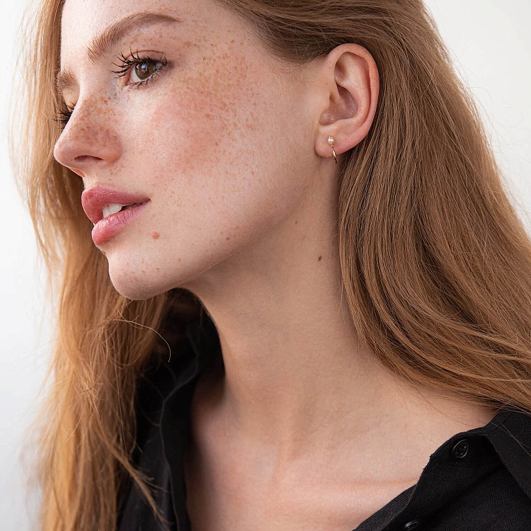 Серьги - пусеты "Миранда" в красном золоте (жемчуг) с07930 от ювелирного магазина Оникс - 1