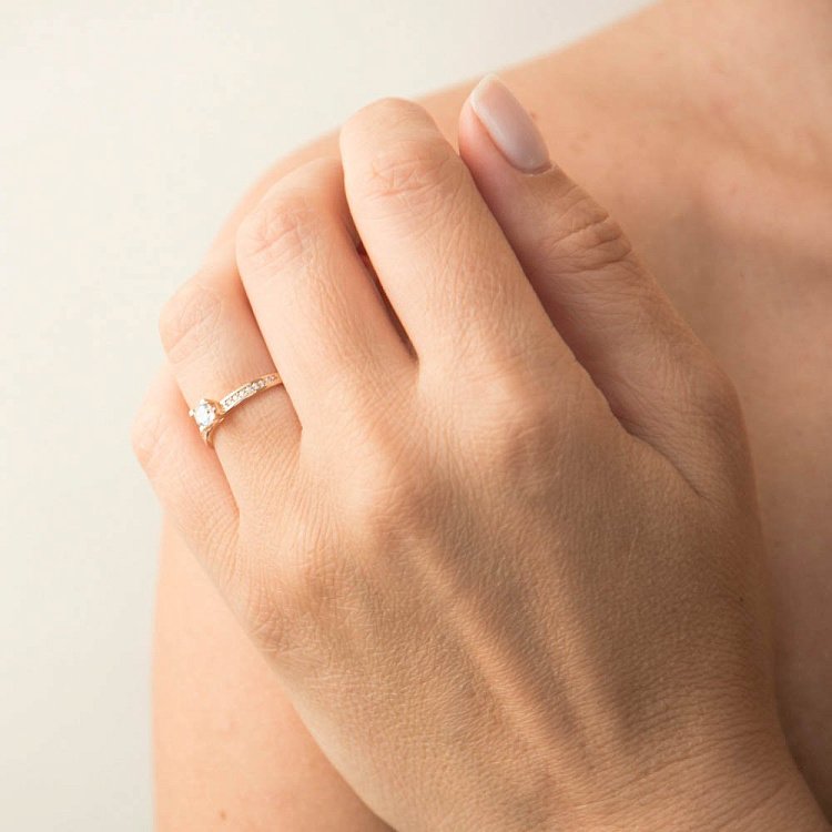 Золотое помолвочное кольцо с фианитами к05847 от ювелирного магазина Оникс - 4