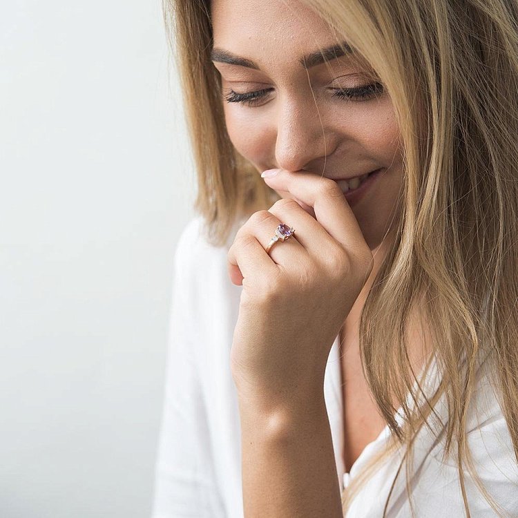 Золота каблучка (аметист, фіаніт) к05086 від ювелірного магазину Онікс - 1