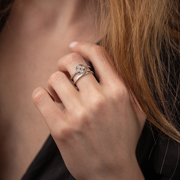 Каблучка "Конюшина" в білому золоті (жовті фіаніти) к07445 від ювелірного магазину Онікс - 3