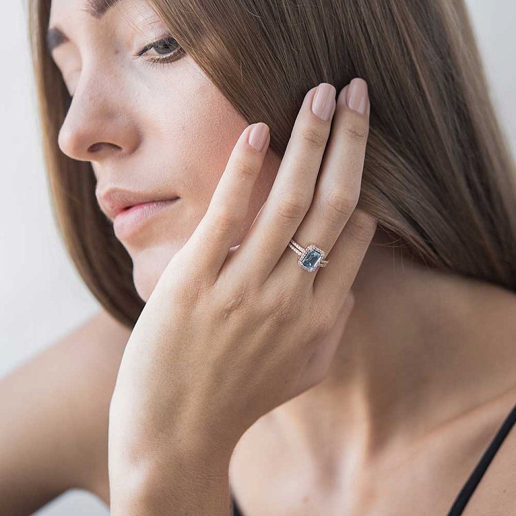 Золотое кольцо с голубым топазом и фианитами к04636 от ювелирного магазина Оникс - 1