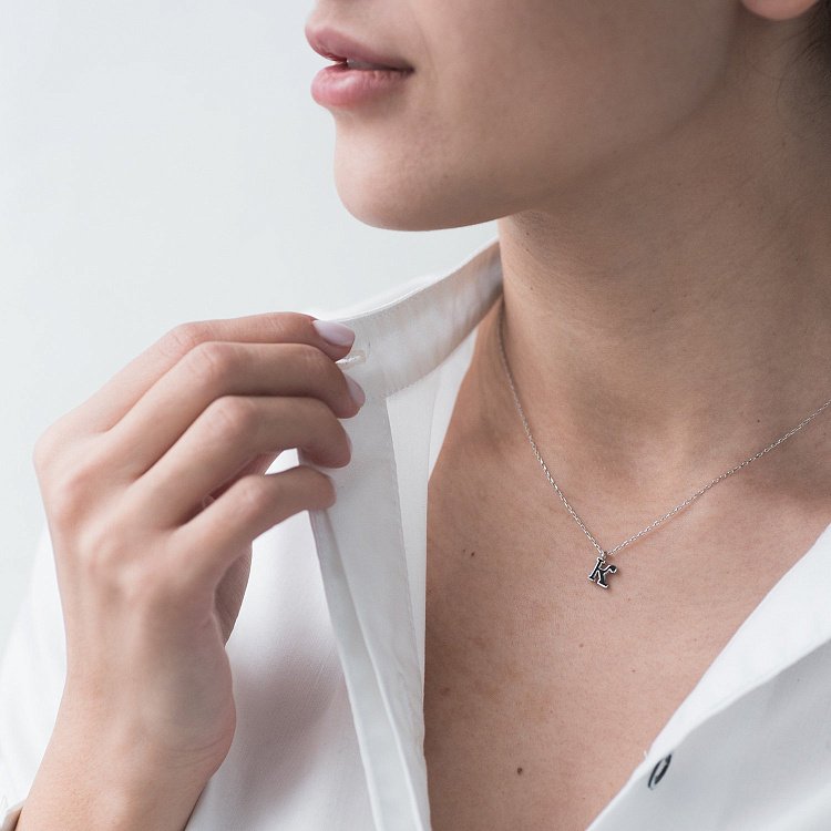 Серебряное колье с буквой "К" 18622ч от ювелирного магазина Оникс - 1
