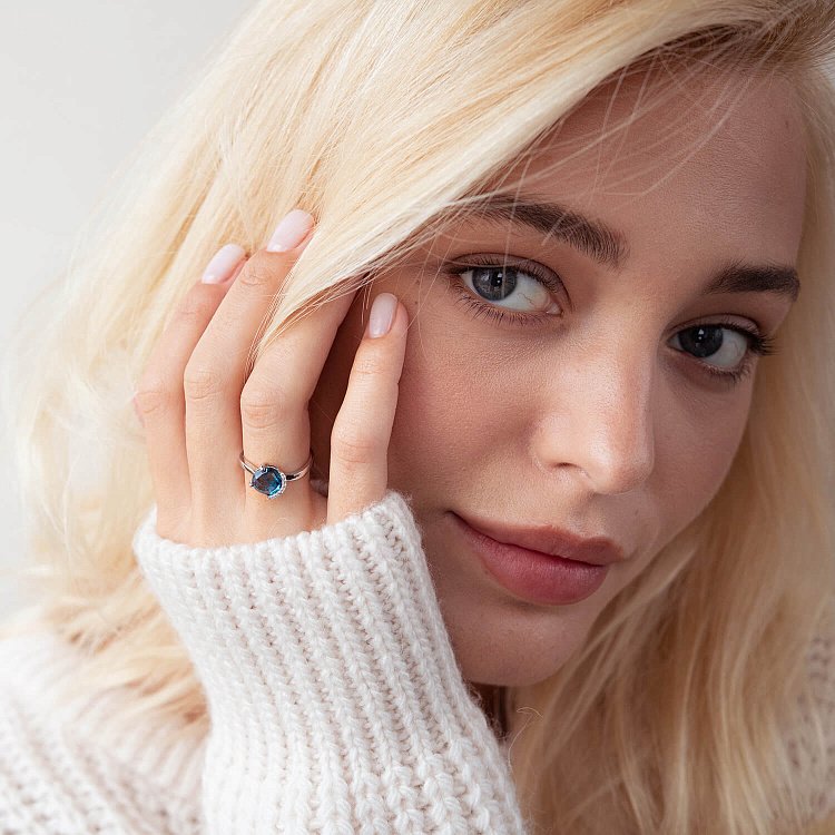 Золота каблучка з топазом Лондон блакитний і діамантами C01157R від ювелірного магазину Онікс - 1