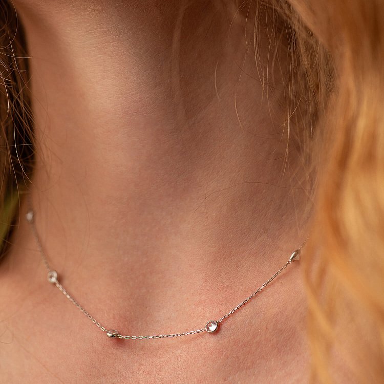 Серебряное колье с фианитами 908-01593 от ювелирного магазина Оникс - 1
