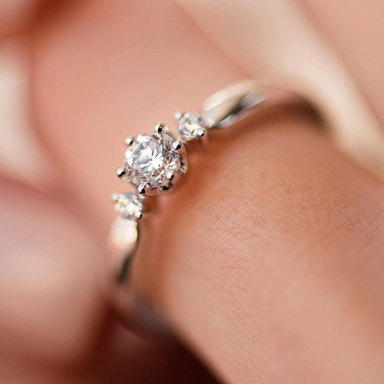 Каблучка в білому золоті з діамантами кб0491cha від ювелірного магазину Онікс - 1