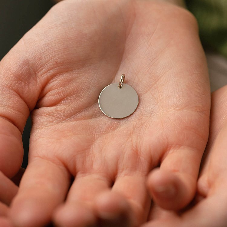 Кулон для гравировки в белом золоте (17 мм) п03520 от ювелирного магазина Оникс - 1