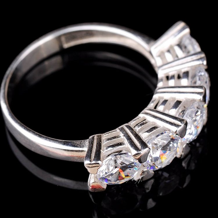 Серебряное кольцо с фианитами 111384 от ювелирного магазина Оникс - 1