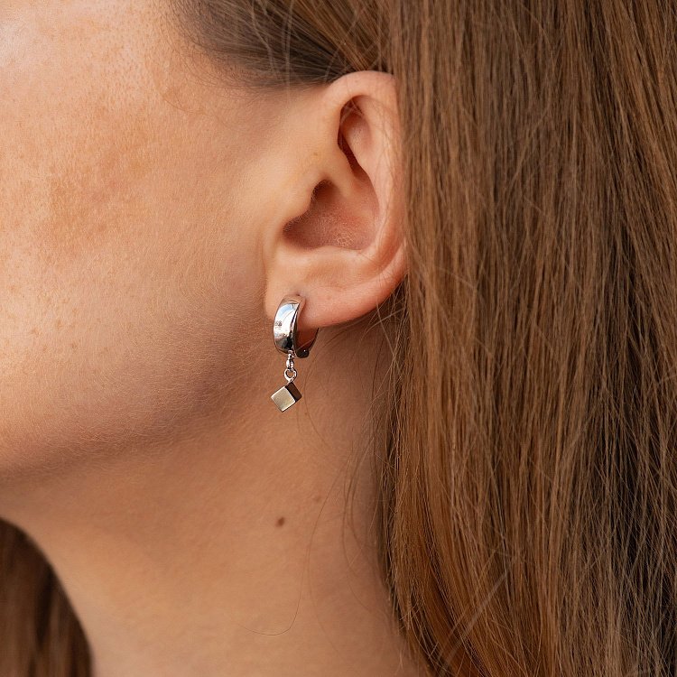 Серьги "Кубики" в белом золоте с08902 от ювелирного магазина Оникс - 1