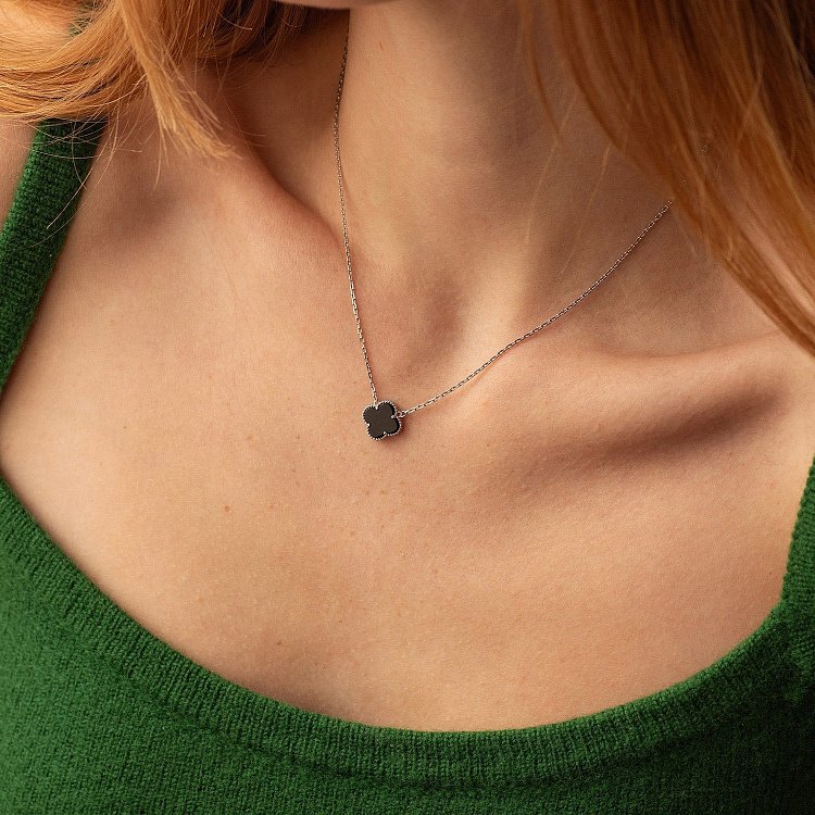 Серебряное колье "Клевер" (синт. оникс) 128245 от ювелирного магазина Оникс - 3