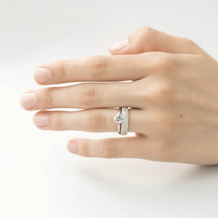 Золота каблучка з фіанітами к05361 від ювелірного магазину Онікс - 1